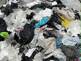 服装袋上的商标用塑料清洗机一键去除